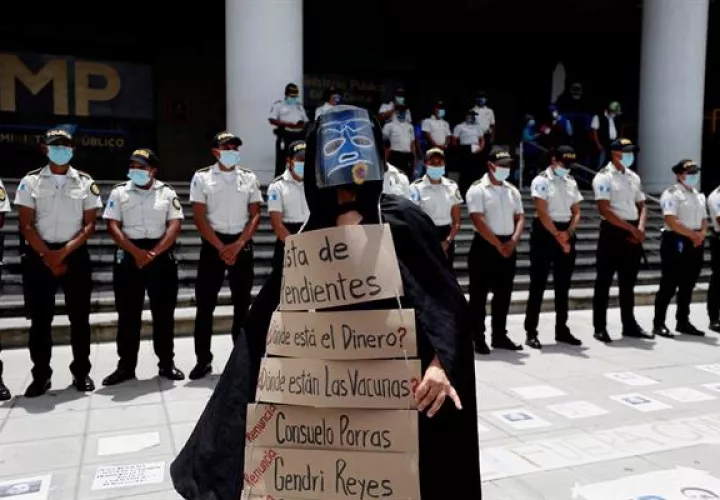 Ciudadanos participan en una manifestación en Ciudad de Guatemala. Foto: EFE