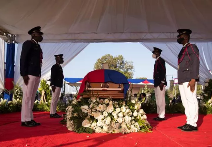 Policías custodian el féretro con el cuerpo del presidente Jovenel Moise durante el inicio de su ceremonia fúnebre hoy, en Cap-Haitien (Haití). EFE