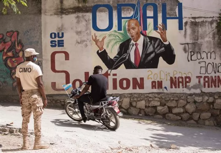 Un policía fue registrado este domingo al vigilar el acceso a la casa del asesinado presidente de Haití, Jovenel Moise, en Puerto Príncipe (Haití). Foto: EFE