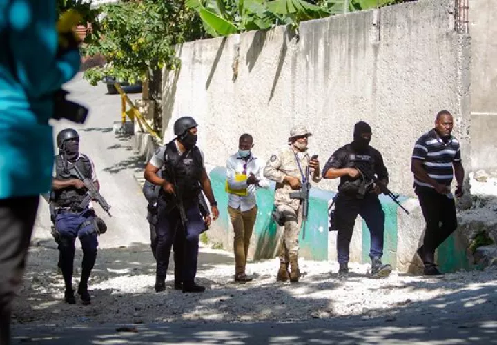 Agentes policiales trabajan cerca de la casa del asesinado presidente haitiano, Jovenel Moise, hoy, en Puerto Príncipe (Haití). Foto: EFE