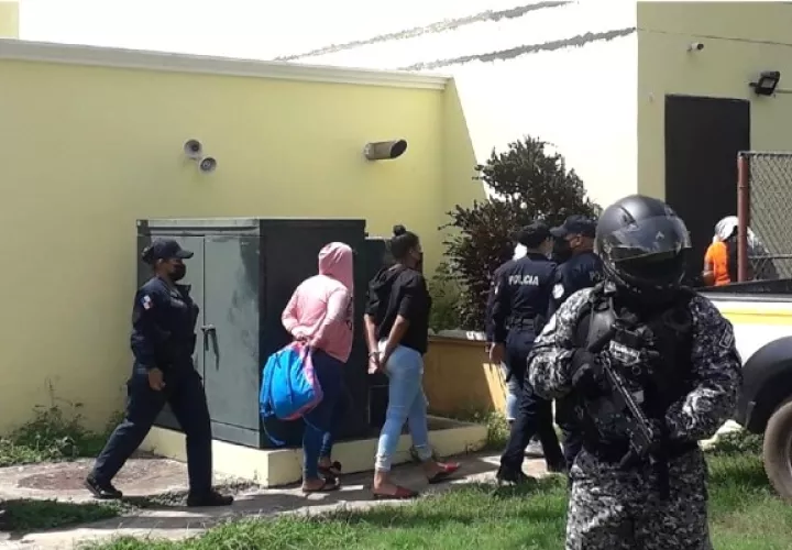 Los ocho imputados fueron trasladados hasta Chitré, para llevarlos ante el juez de garantías por su presunta participación en el secuestro de un empresario del área. Foto:Thays Domínguez