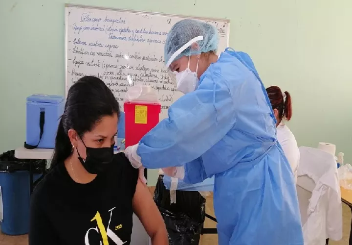 En este barrido que culmina este domingo, esperan colocar unas 37 mil dosis de la vacuna Pfizer en los distritos de Ocú, Las Minas, Santa María, Los Pozos, Parita y Pesé. Foto: Thays Domínguez