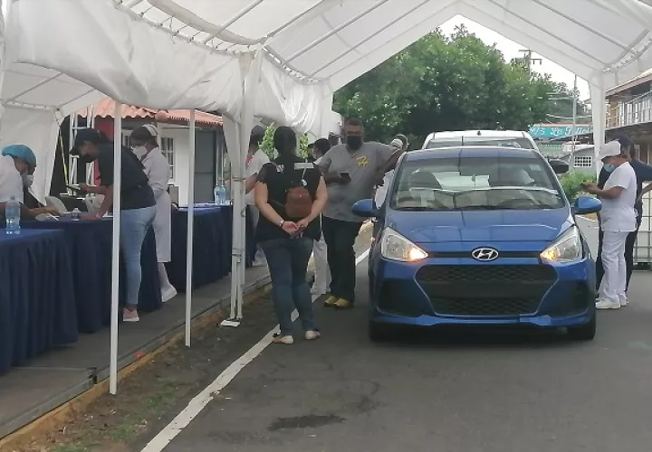 La vacunación con Pfizer en la Feria Internacional de Azuero se da. luego de la llegada de cinco mil dosis de este fármaco a esta región del país.  Foto: Thays Domínguez