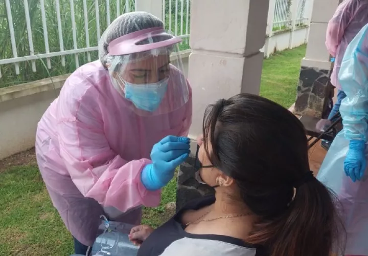 En las últimas 24 horas se aplicaron 13,898 pruebas nuevas de contagio de covid-19. Foto: Cortesía @CSSPanama