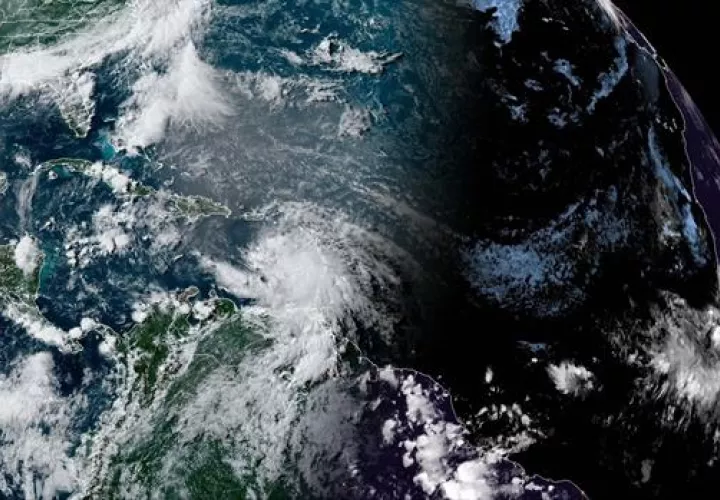 Fotografía cedida este viernes por la Oficina Nacional de Administración Oceánica y Atmosférica (NOAA) de Estados Unidos en la que se registró una imagen satelital de la localización del huracán Elsa en el Atlántico a las 17:20 hora local (21:20 GMT). Foto: EFE