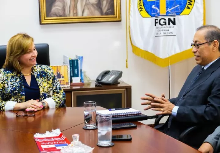 El doctor José Vicente Pachar (derecha) durante una reunión con la exprocuradora Kenia Porcell, cuando el mismo asumió la dirección del Imelcf en 2018.