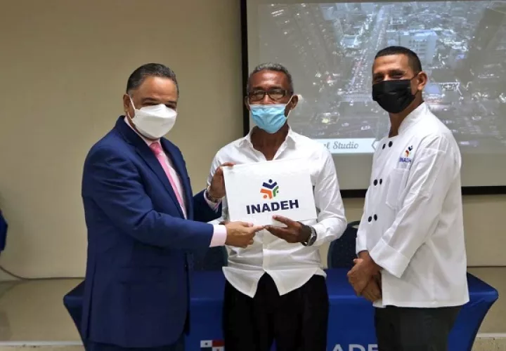 Los beneficiarios del Vale Digital tendrán que tomar un curso por mes. Foto: Cortesía Inadeh