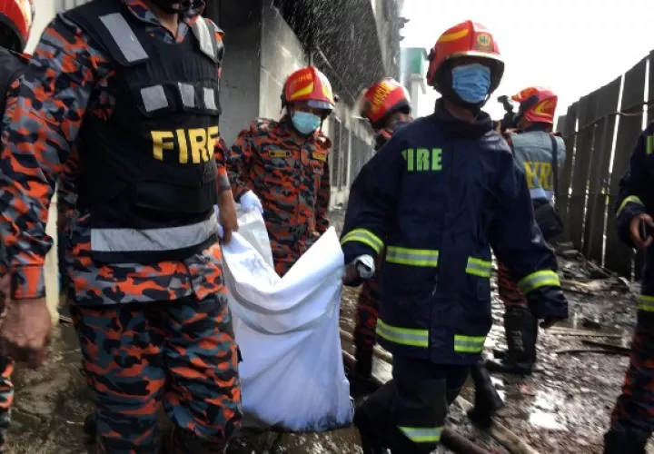 Incendio en Bangladesh deja 52 muertos entre 250 empleados. Foto: EFE