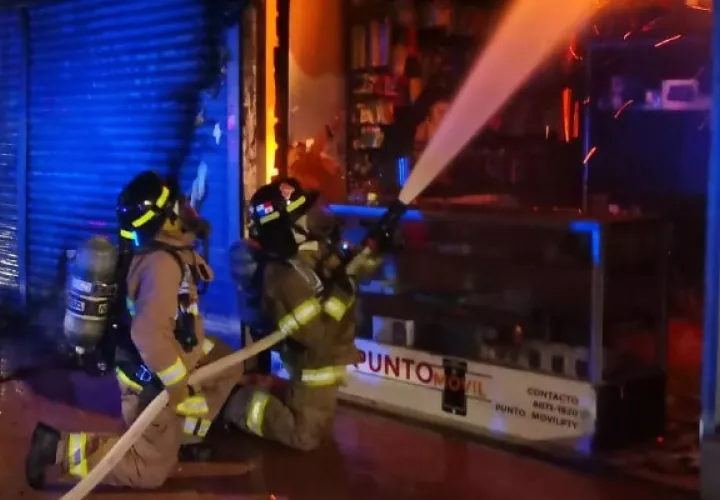 Al esfuerzo de las unidades de los bomberos se sumó personal del Sistema Nacional de Protección Civil. Foto: Mayra Madrid