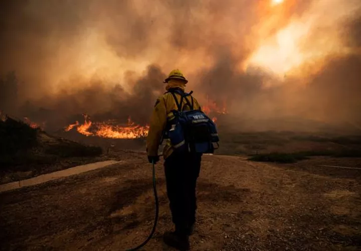 California vivió en 2020 el peor año de su historia en cuanto a número de incendios y superficie quemada, ya que ardieron más de cuatro millones de acres, que son 1.618.742 hectáreas. EFE