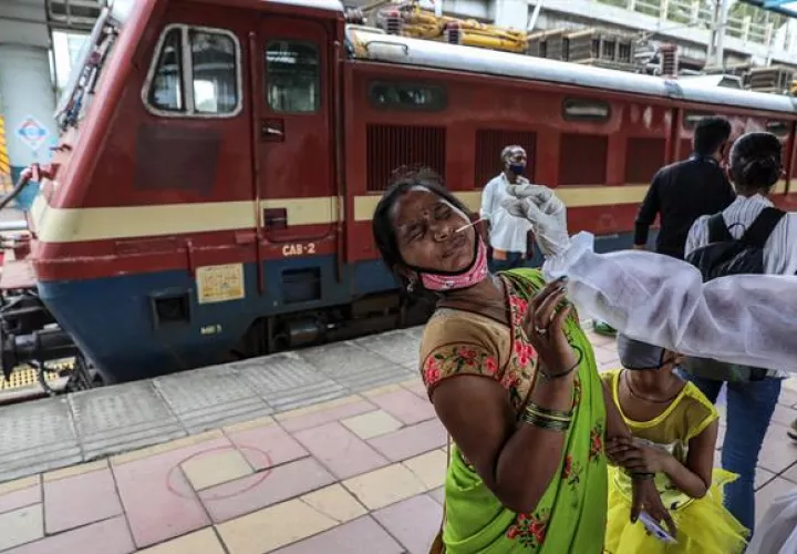 La India esta experimentando un sostenido descenso de contagios, con 34,703 casos y 553 muertes en las últimas 24 horas. EFE