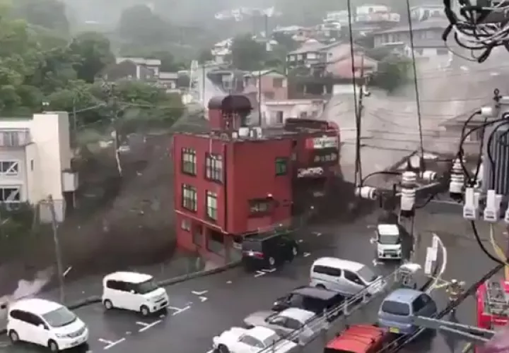Devastador deslizamiento de tierra, a causa de lluvias torrenciales en Atami, Japón. 