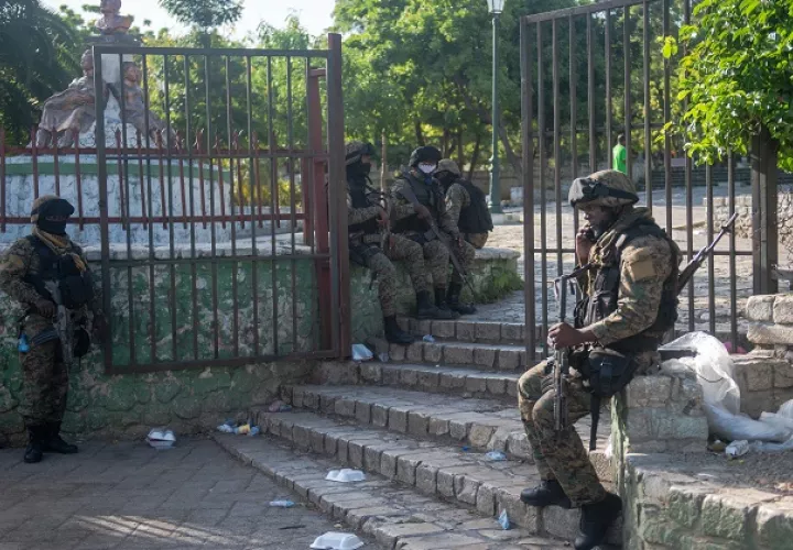 Agentes vigilan la casa de Jovenel Moise tras su asesinato hoy, en Puerto Príncipe, Haití. Foto: EFE 