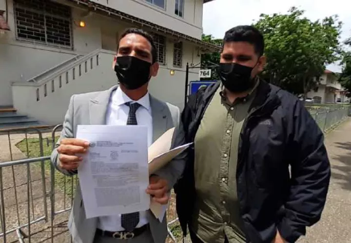 El abogado Kevin Moncada presenta denuncia penal ante la Procuraduría de la Nación. Foto: Víctor Arosemena