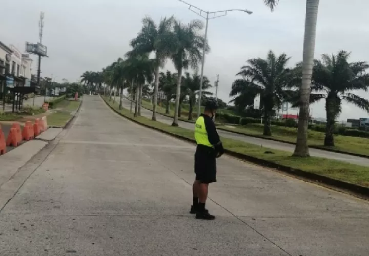 La Policía Nacional mantiene una serie de operativos para hacer cumplir la cuarentena y la Ley Seca. Foto: Eric Montenegro