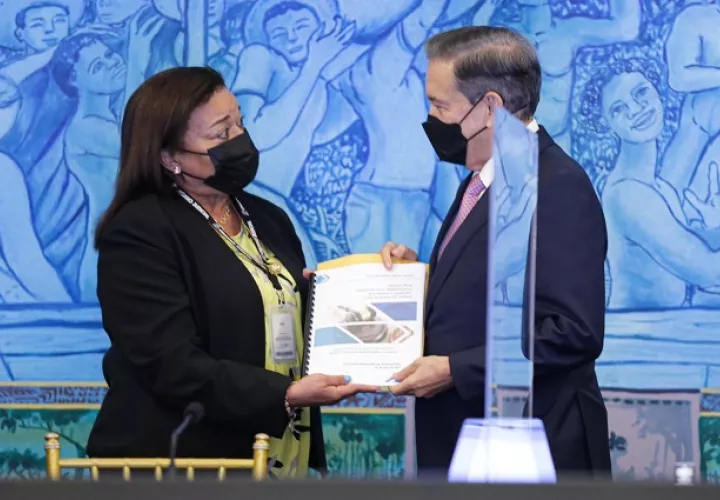 El mandatario Laurentino Cortizo recibió el informe de manos de la representante de la Asociación Panameña de Magistrados y Jueces, Ruby de Ibarra. Foto: Cortesía Presidencia