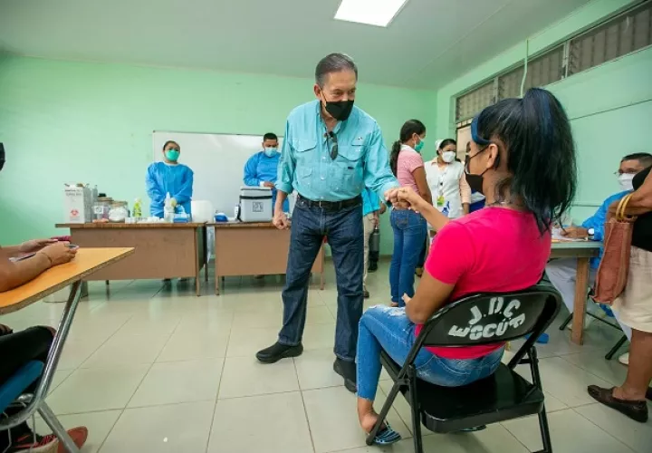 El presidente Laurentino Cortizo  realizó este jueves un recorrido por diferentes centros de vacunación contra la covid-19. Foto: Cortesía Presidencia 