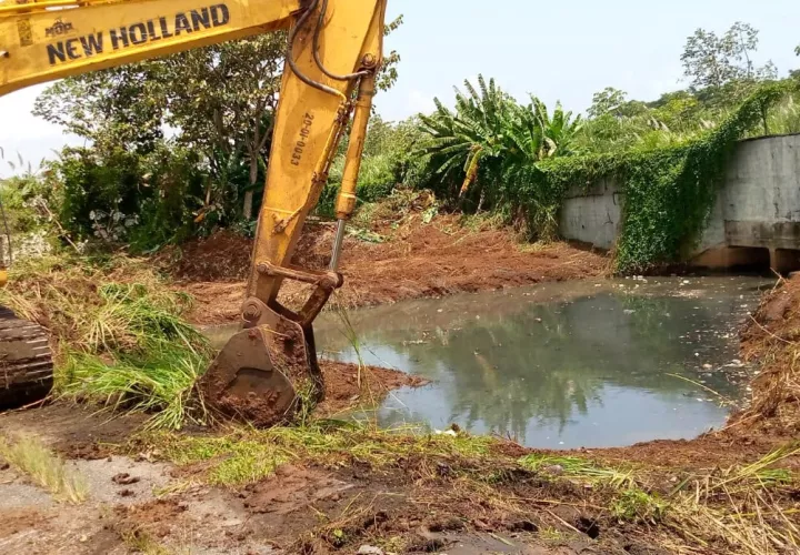 Limpian el canal que va hasta el área de la Zona Libre de Colón. Foto: Diómedes Sánchez 