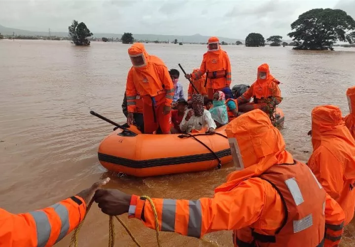 La India sitúan hasta ahora entre 110 y 140 la cifra de fallecidos solo en el estado de Maharashtra a causa de las inundaciones. Foto: EFE