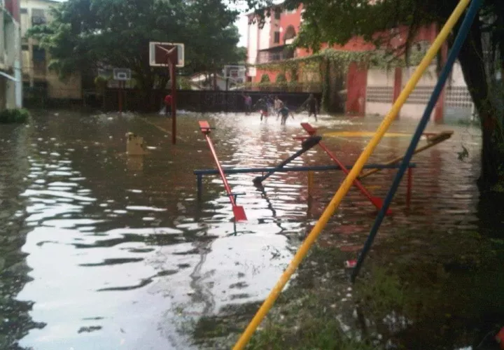 Varias avenidas y calles de la ciudad de Colón se vieron inundadas. Foto: Diómedes Sánchez.  