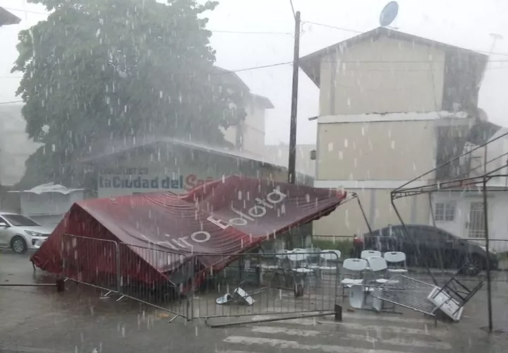 La lluvia fue tan fuerte que derribó una tolda. Foto: Diomedes Sánchez 