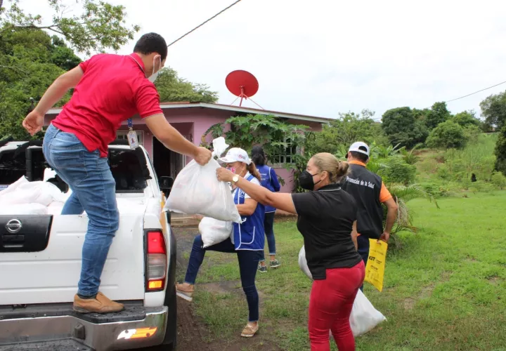 Personal del Sinaproc se mantiene prestando ayuda a las familias afectadas. Foto: Melquiades Vásquez 
