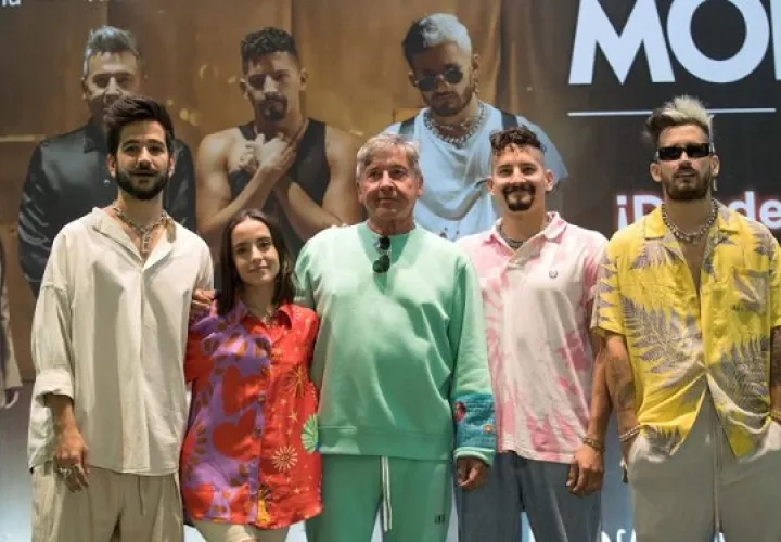 El cantautor venezolano Ricardo Montaner (c), en compañía de sus hijos, los también cantantes Evaluna (2i), Mau y Ricky (d), y de su yerno, el cantante colombiano Camilo (i). Foto: EFE / Orlando Barría