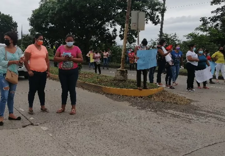Los manifestantes cerraron la vía en un breve periodo de tiempo a la altura de la Gobernación. Foto: Thays Domínguez