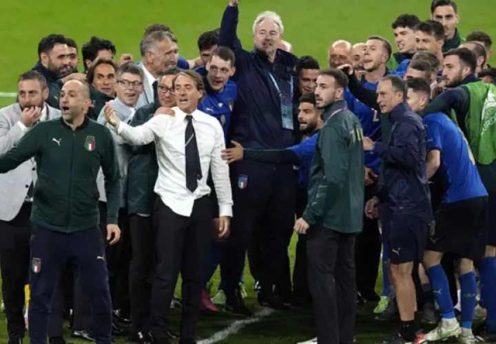 Rigoberto Mancini técnico de Italia (cent.). Foto: EFE
