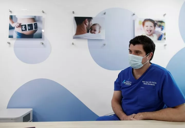 El doctor y especialista panameño, Mario Vega Croker, habla sobre la fecundación in vitro. Foto: EFE