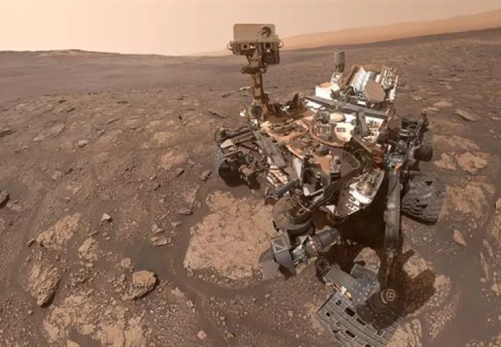 Imagen del "róver" de la Nasa "Curiosity" explorando el cráter Gale en el planeta rojo. Foto: Nasa/Cedida por el Instituto Nacional de Técnica Aeroespacial (INTA) del Ministerio de Defensa. EFE