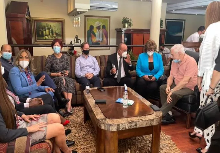 El expresidente Ricardo Martinelli se reunión con diputados de la bancada de CD. Foto: Cortesía RM