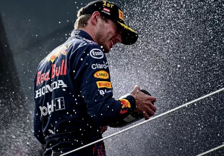 El piloto neerlandés Max Verstappen (Red Bull Racing) tras su victoria en el Gran Premio de Austria de Fórmula Uno. Foto: EFE