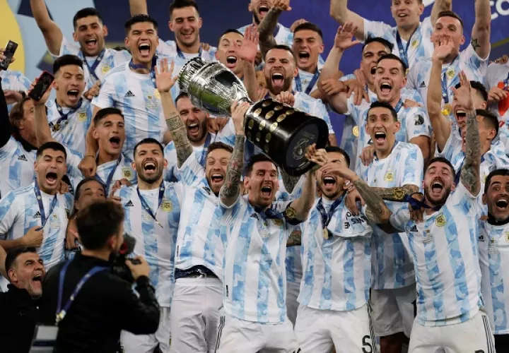 Messi levanta el trofeo como  campeón de la Copa América con Argentina. Foto:EFE