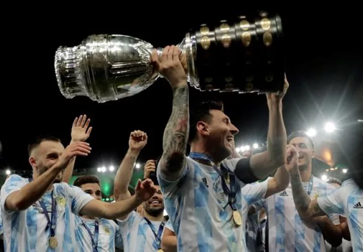Lionel Messi levanta el título de la Copa América Brasil 2021. Foto: EFE