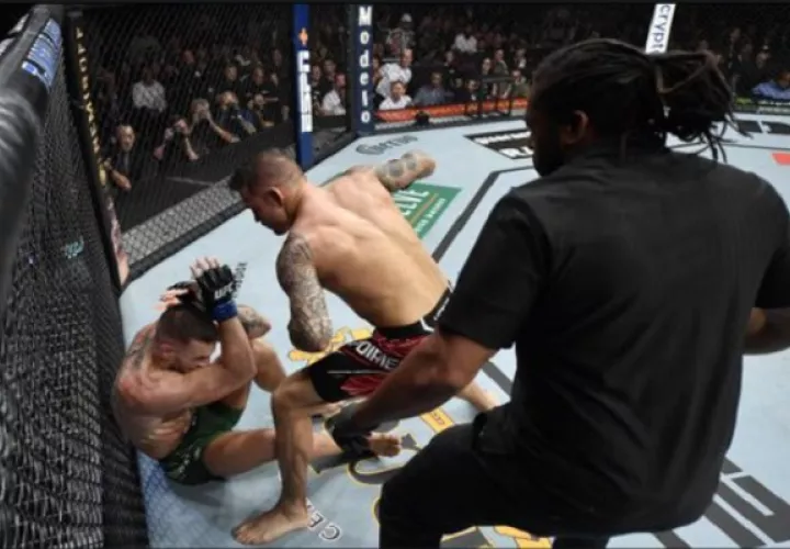 McGregor fue sacado en camilla del octágono. Foto: Cortesía UFC