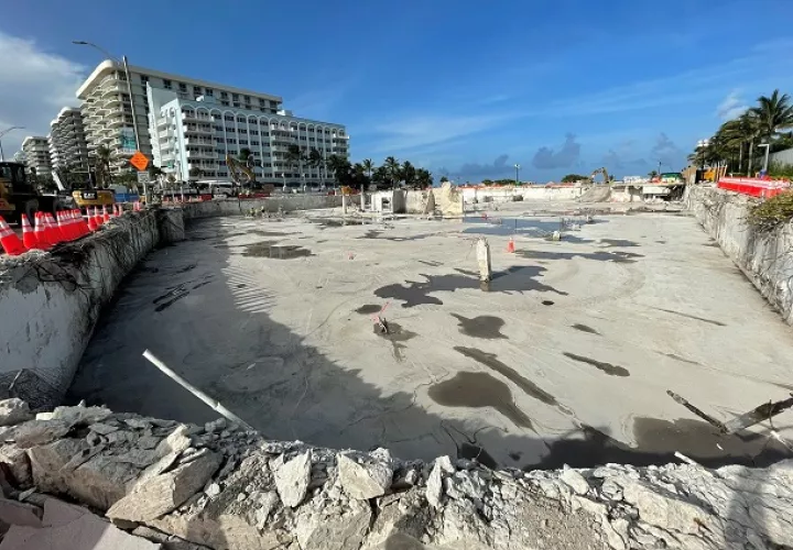 Fotografía divulgada hoy por el senador Jason Pizzo en sus redes sociales, donde se muestra el solar donde hasta hace poco había una montaña de escombros de un edificio residencial cuya mitad colapsó en Miami-Dade.