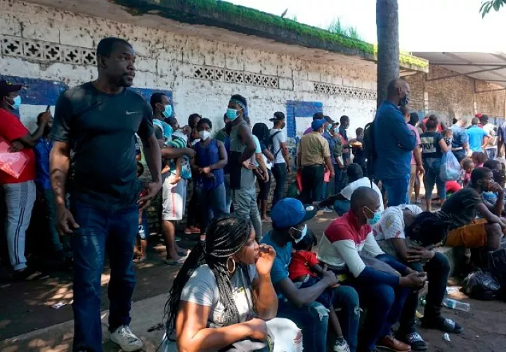 El destino final de los migrantes son los Estados Unidos. Este grupo, en Tapachula, al sur de México recibe atención médica. Foto: EFE