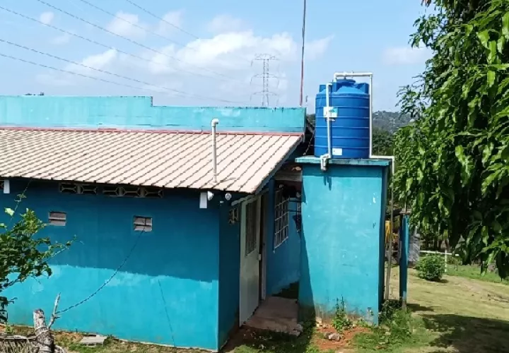Para abastecerse, los residentes del área recogen de agua lluvia, la cual emplean en las tareas de limpieza de las viviendas. Foto: Eric Montenegro