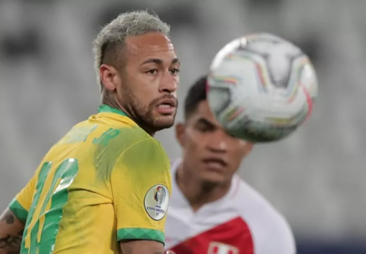 Neymar intenta controlar el balón. Foto:EFE