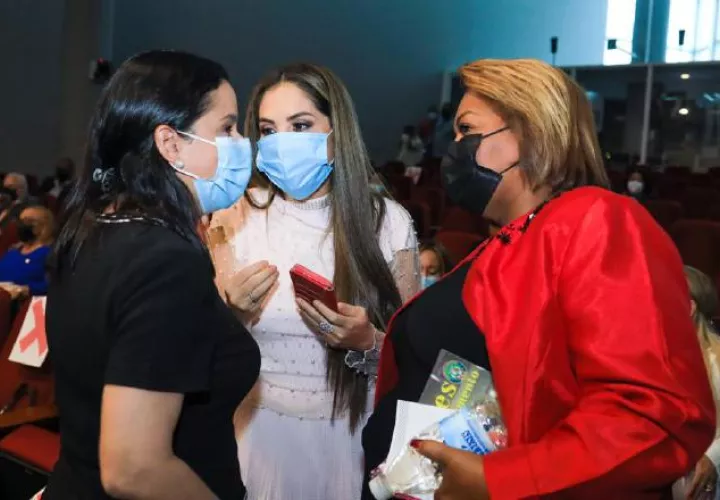 La ministra Castillo (izquierda) y la diputada Zulay Rodríguez (centro) conversan luego de la instalación de la Comisión de la Niñez.