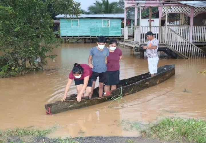 Varias personas han sido evacuadas de sus residencias inundadas. Foto: Cortesía Sinaproc