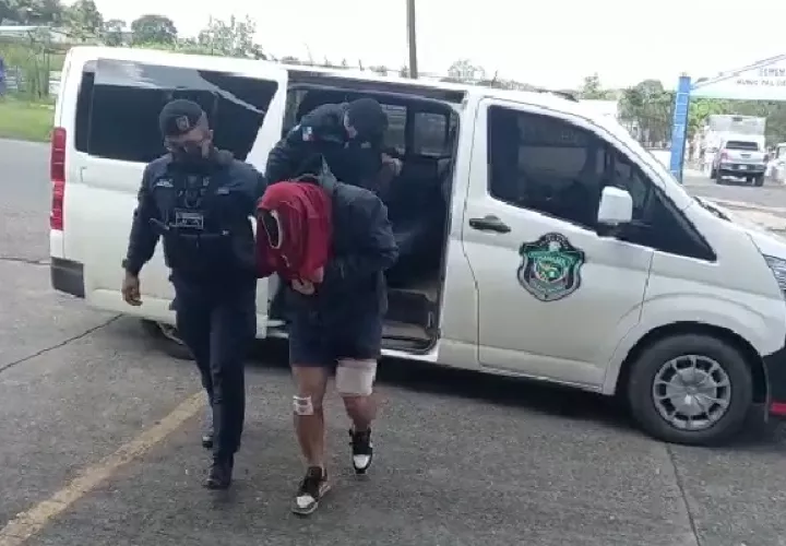 Durante el proceso de revisión las autoridades ubicaron varios teléfonos móviles y cargadores en posesión de los delincuentes. Foto: Eric Montenegro