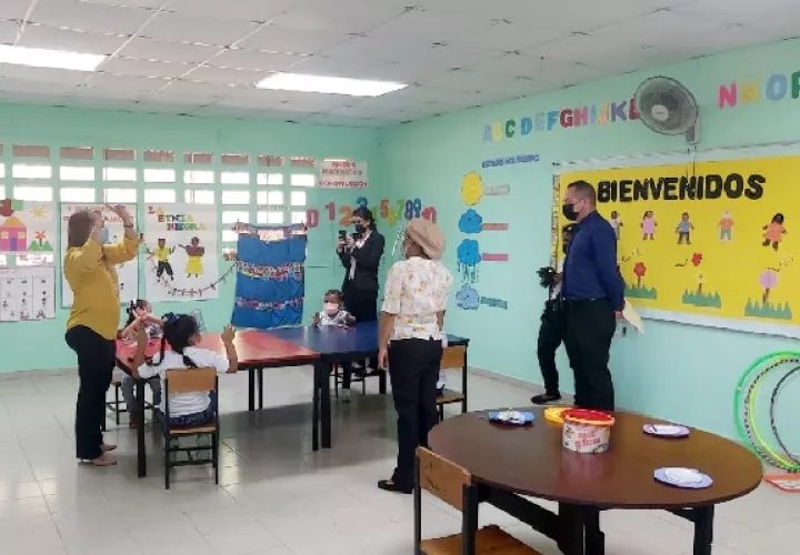 Unos 50 planteles educativos están a la espera de aprobación para iniciar clases de manera semipresencial. Foto: Eric Montenegro