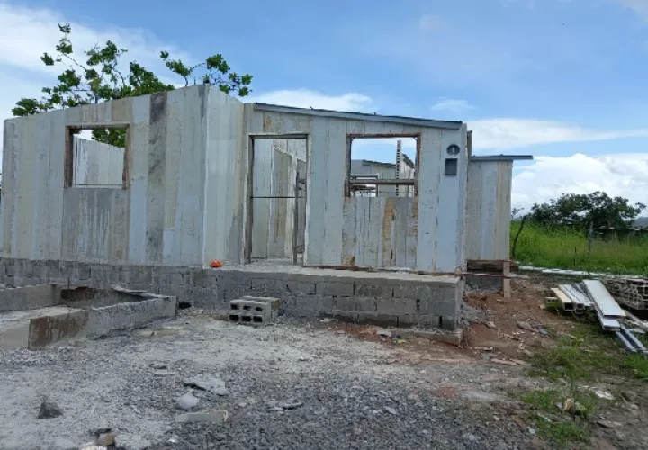 La construcción de estas viviendas en ambos distritos tiene al menos tres años de retraso. Foto: Eric Montenegro