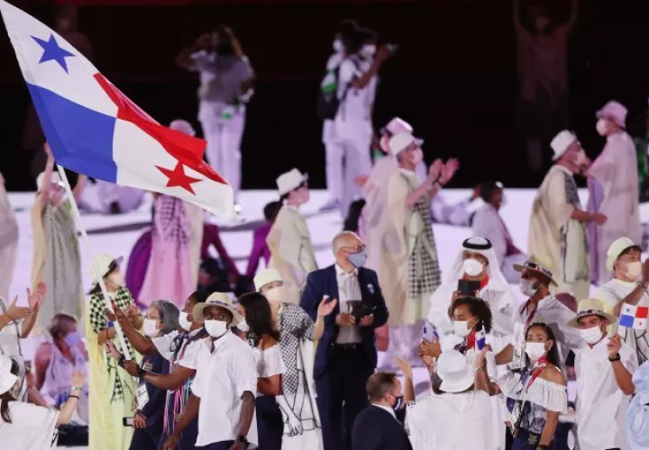 Atheyna Bylon con la bandera panameña en Tokio. Foto:
