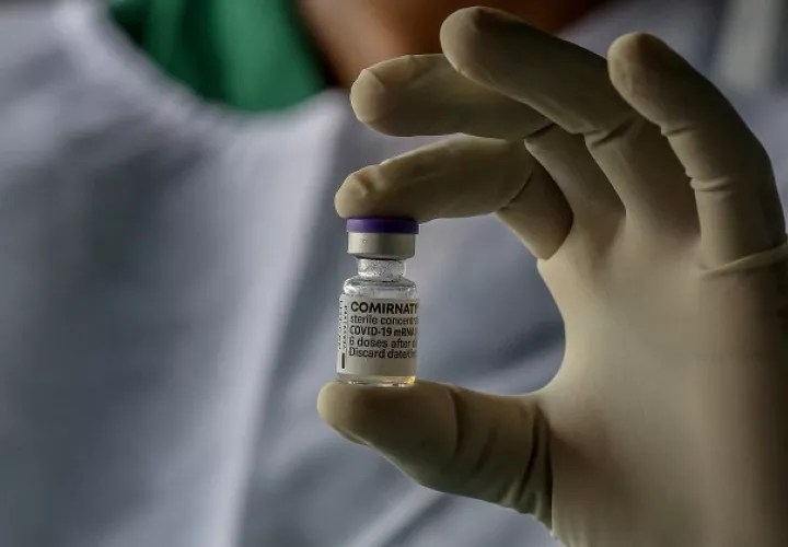 Personal de salud muestra una dosis de la farmacéutica Pfizer contra la covid-19. Foto: EFE