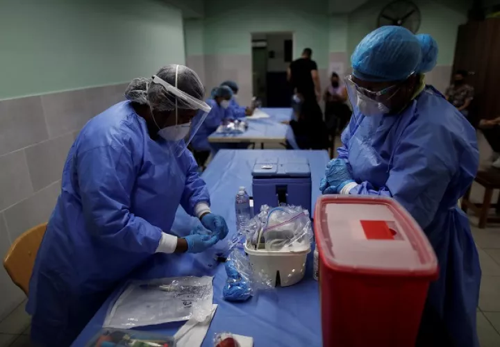 Personal médico en Panamá prepara dosis de la vacuna Pfizer contra la covid-19. Foto: EFE