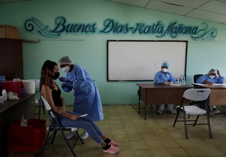 Una mujer recibe una dosis de Pfizer en la escuela José María Torrijos en la ciudad de Panamá. Foto: EFE