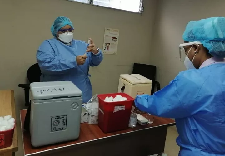 A la fecha se aplicaron 14,113 pruebas nuevas para detectar la covid-19, que dejaron un porcentaje de positividad de 9.3%. Foto: Cortesía Minsa